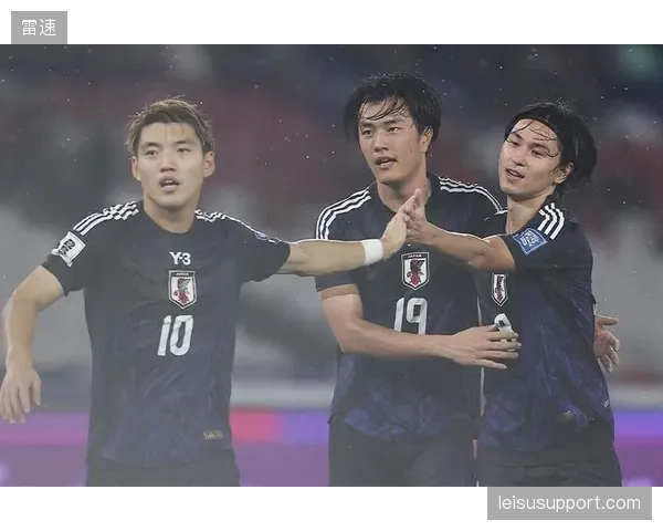 日本队3-2-4-1超攻击性阵型闪耀预选赛，三笘薰和堂安律的边路攻击力是核心。